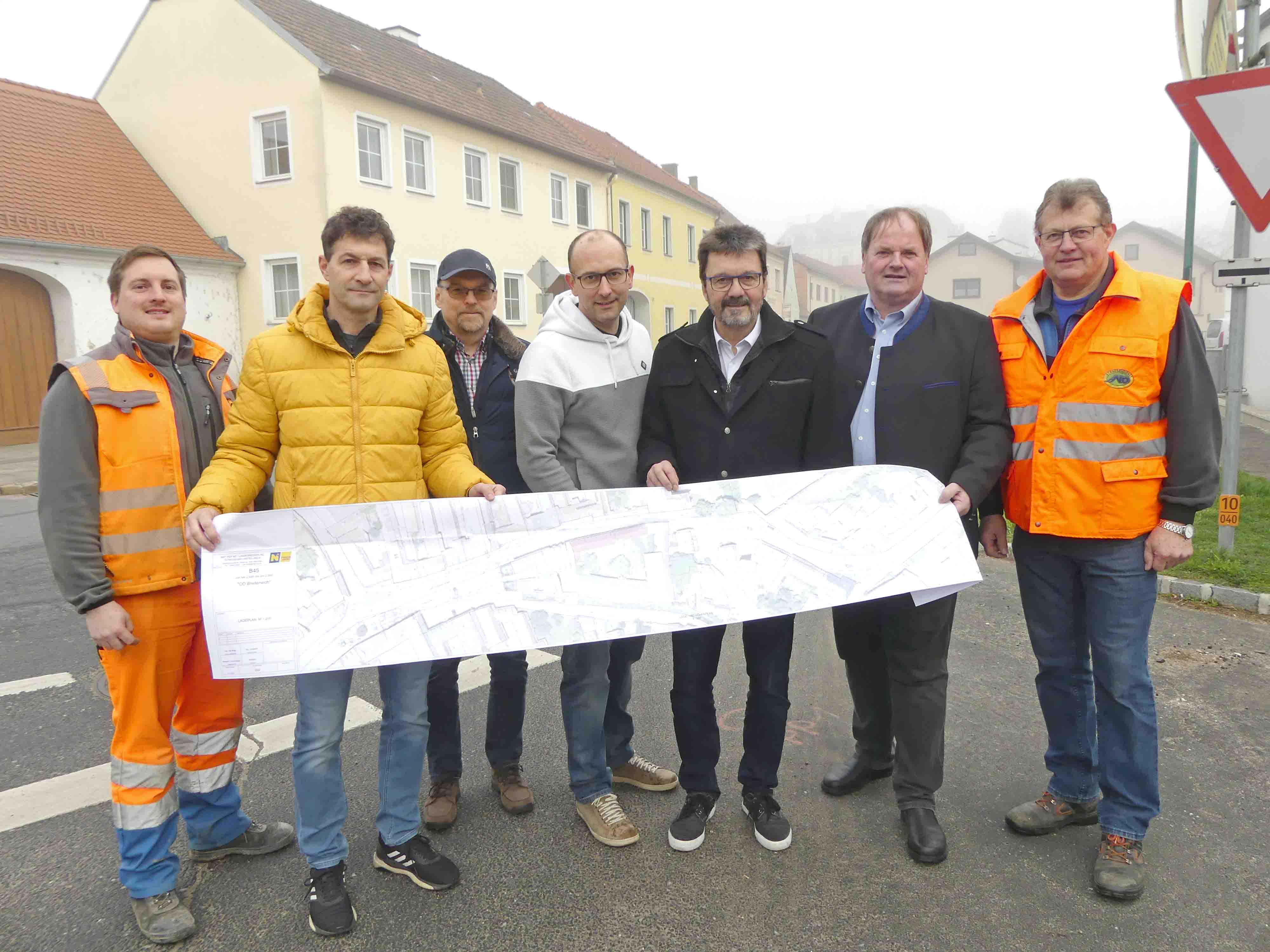 Matthias Ederer, Ing. Helmut Lamatsch, Karl Stifter, Ortsvorsteher Stefan Keusch, Bgm. Gerhard Lentschig, Bau- und Verkehrstadtrat Manfred Daniel und Karl Baumgartner (v.l.) zeigen den fertigen Plan für die Umbauarbeiten in Breiteneich.  Foto: Hohenegger